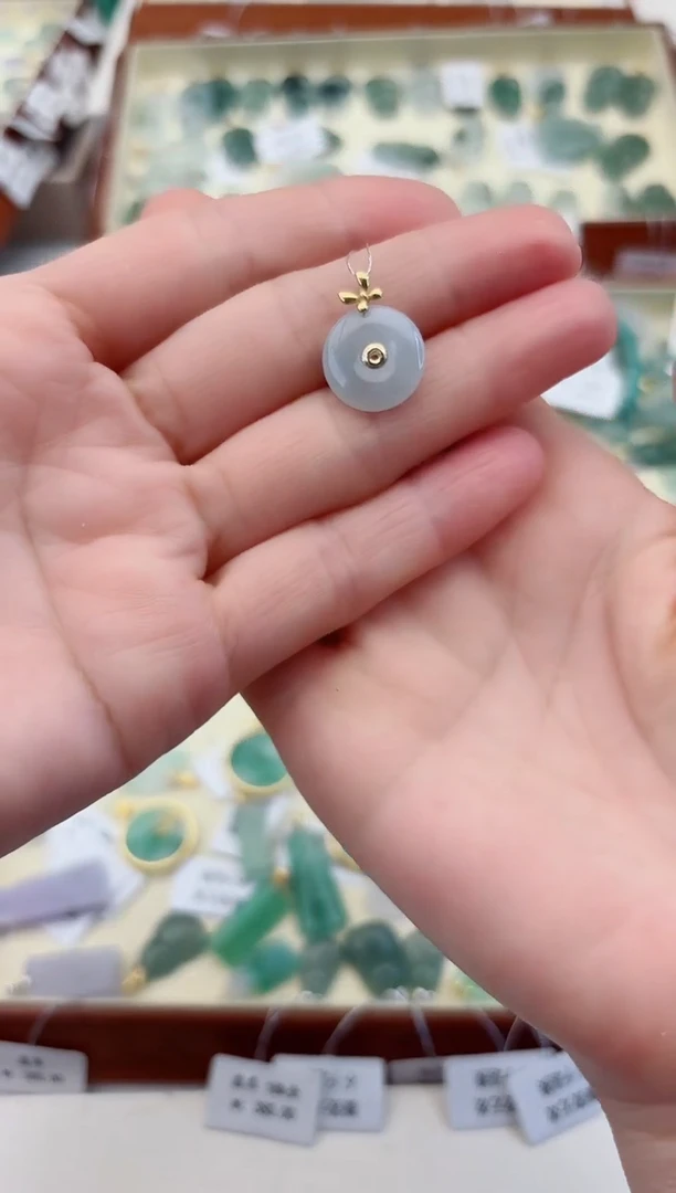 翡翠18K金镶嵌颈饰平安扣