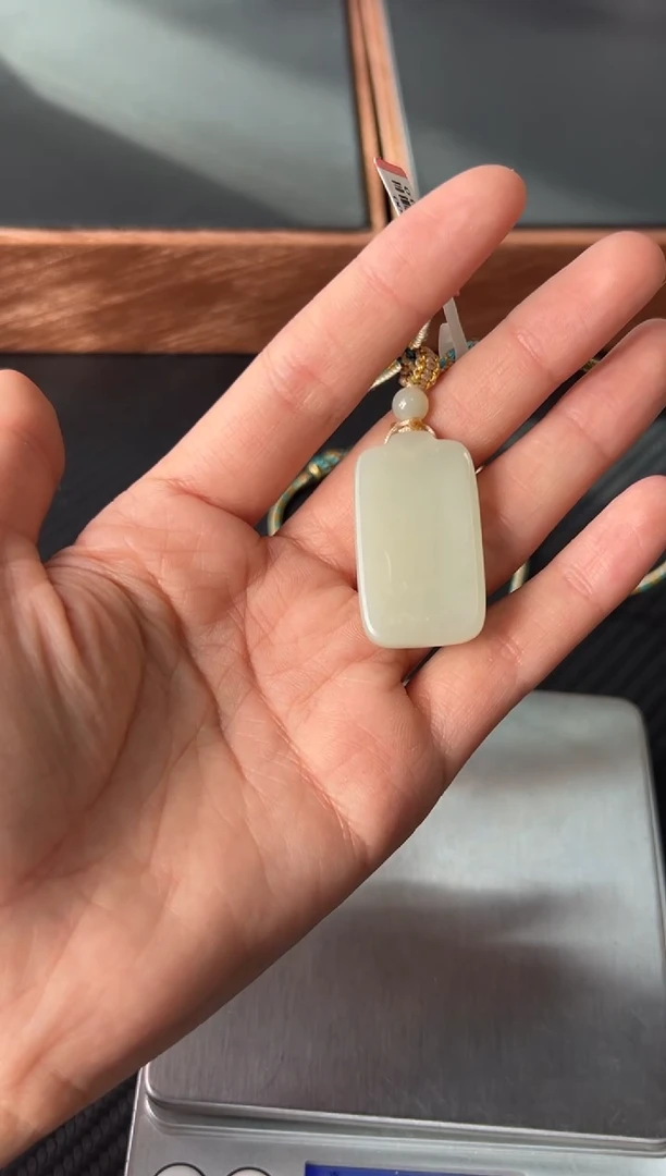 【闪购商品】和田玉未镶嵌吊坠(赠链)且末微色差迪克兰一细