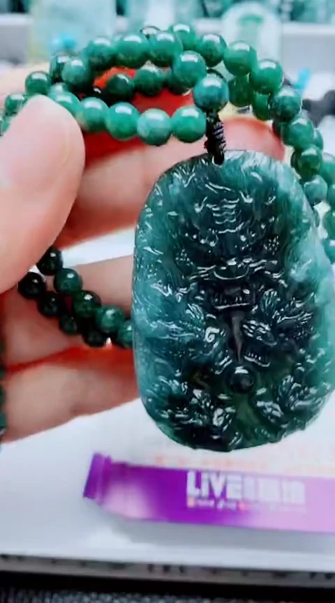 颈饰未镶嵌翡翠