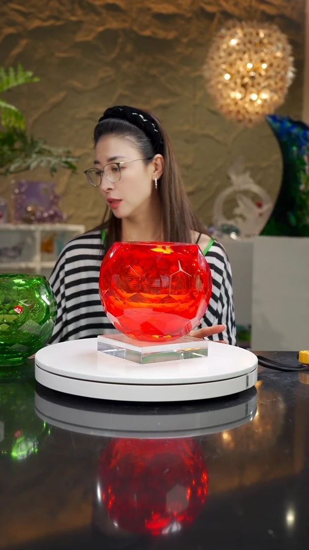 琉璃红色球型切面花瓶