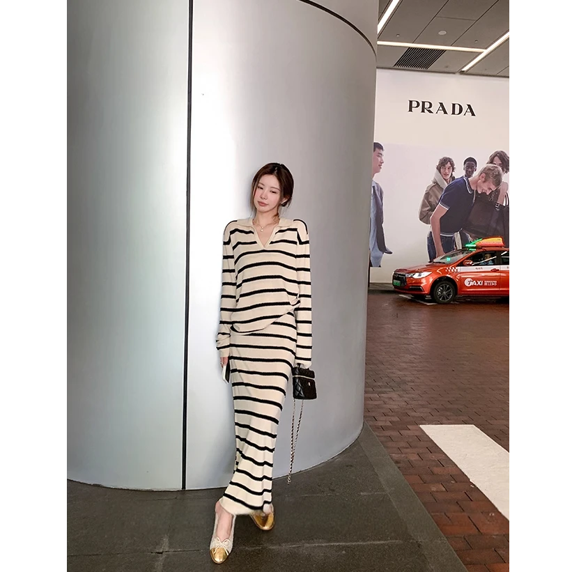 "条纹絮语"黑杏条纹v领连衣裙女秋季新款撞色收腰修身长裙+开衫