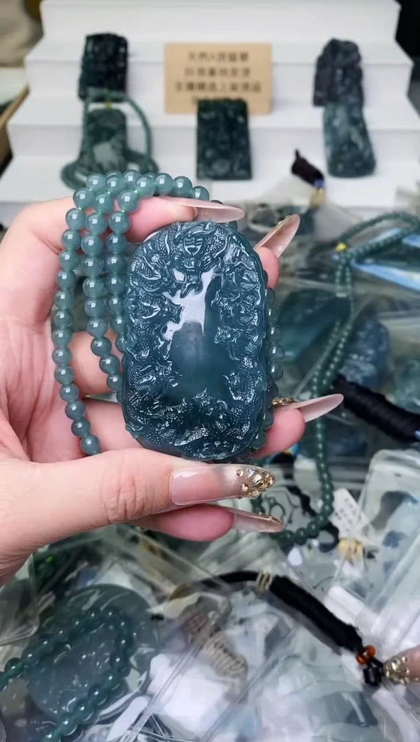 颈饰未镶嵌翡翠