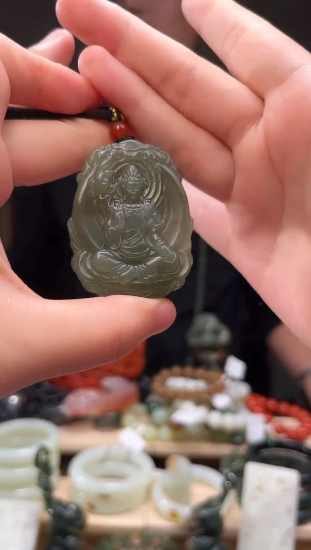 颈饰未镶嵌和田玉吊坠