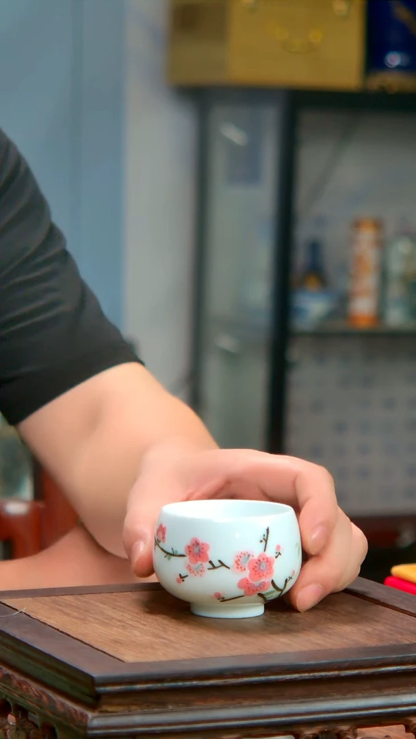 央博文化交流瓷器翠竹红梅杯子