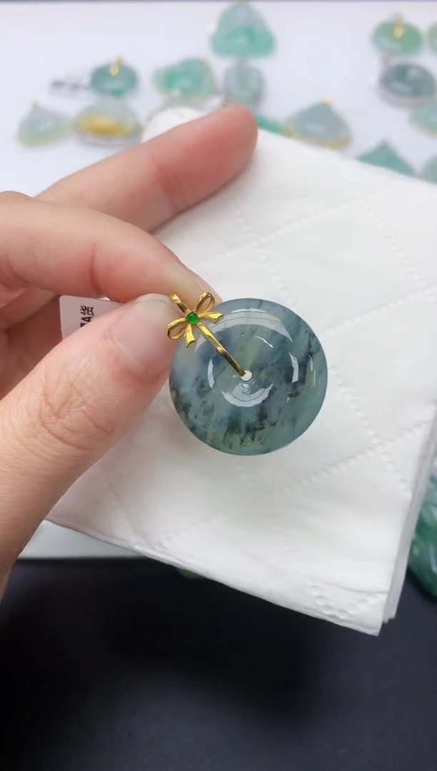 颈饰18K金镶嵌翡翠天然A货