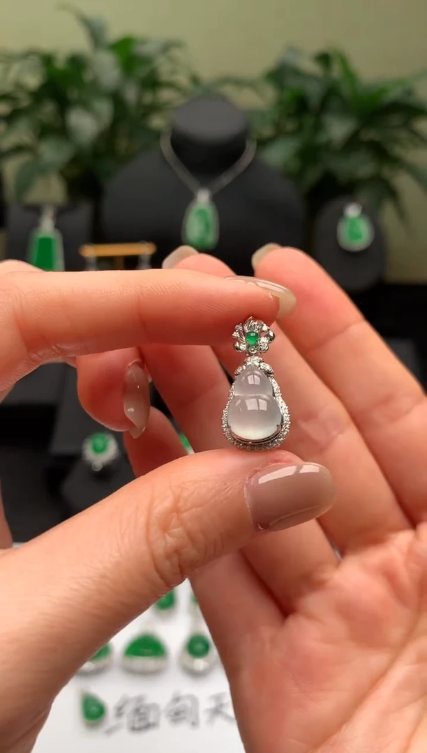 【闪购商品】翡翠颈饰18K金镶嵌冰葫芦