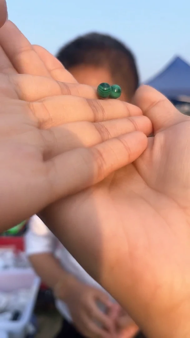 未镶嵌孔雀石耳钉天然多样性发一mm