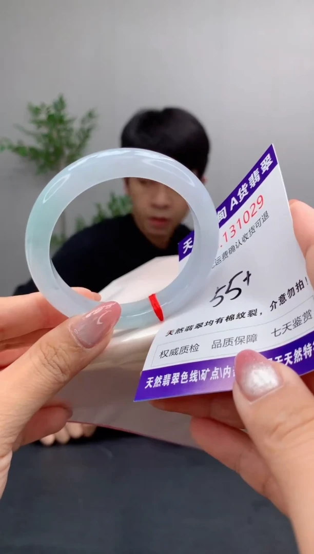 未镶嵌手镯翡翠有纹，完美者勿拍