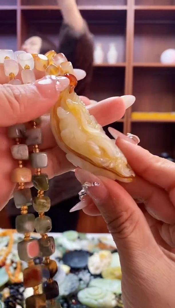 未镶嵌蛇纹石玉吊坠