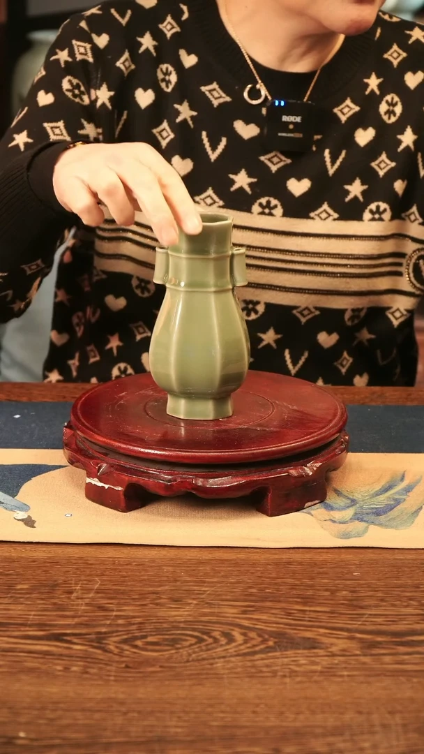 【闪购商品】豆青釉 八方 小双耳瓶