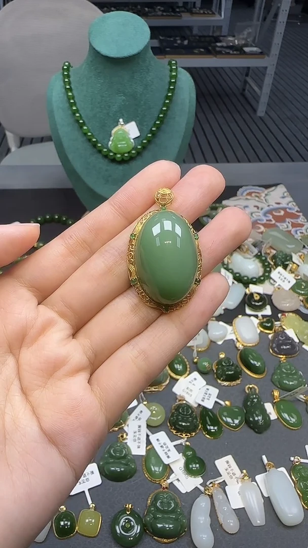 18K金镶嵌和田玉挂件1