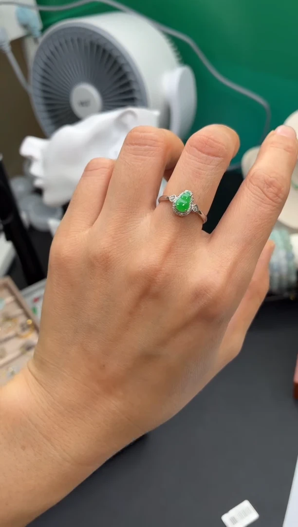 颈饰18K金镶嵌翡翠天然翡翠A货