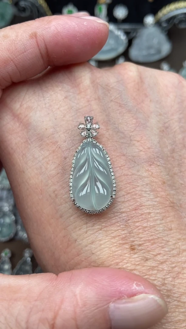 翡翠18K金镶嵌颈饰叶子