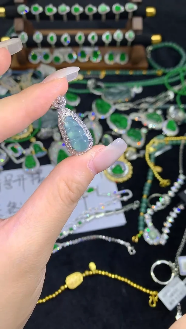 翡翠未镶嵌颈饰吊坠