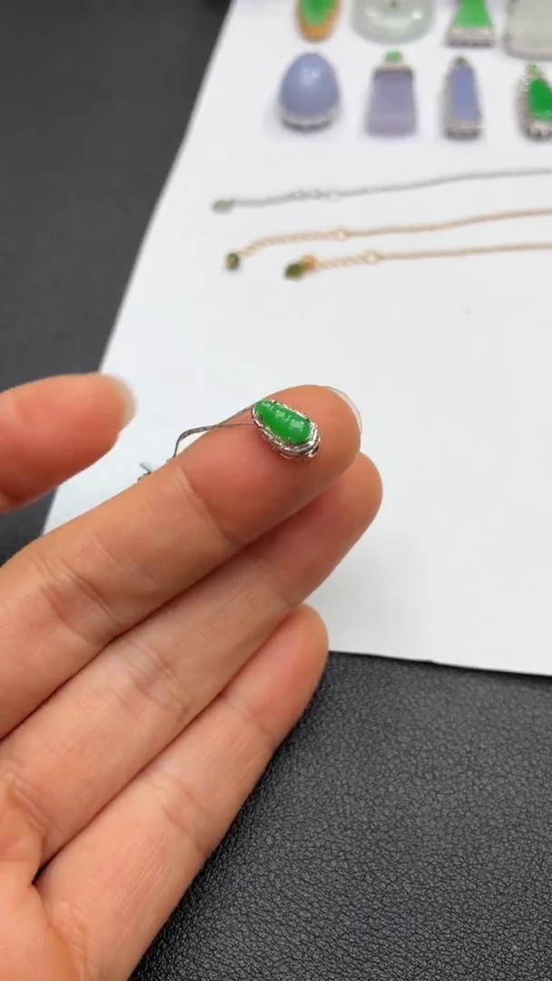 颈饰18K金镶嵌翡翠天然翡翠A货