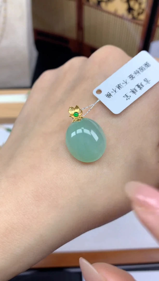 颈饰18K金镶嵌翡翠12