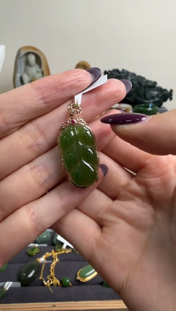 颈饰18K金镶嵌和田玉挂件