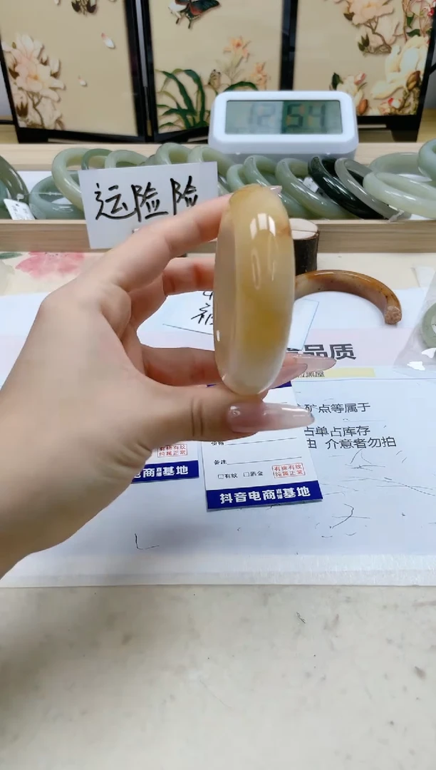 【闪购商品】石英质玉手镯未镶嵌136/53.3