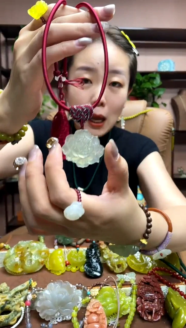 未镶嵌岫玉吊坠多样性发货发其中之一