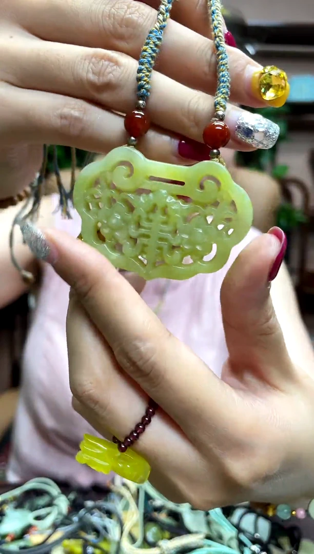 岫玉未镶嵌颈饰·