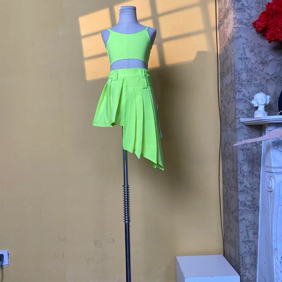 240黄绿色吊带百褶裙套装潮服多巴胺潮服女童个性西装模特走秀