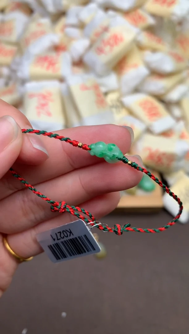 翡翠挂件未镶嵌   —