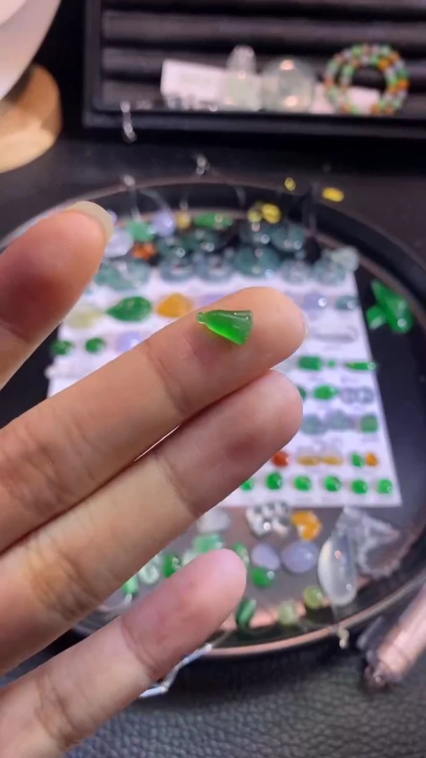 翡翠挂件未镶嵌莲蓬