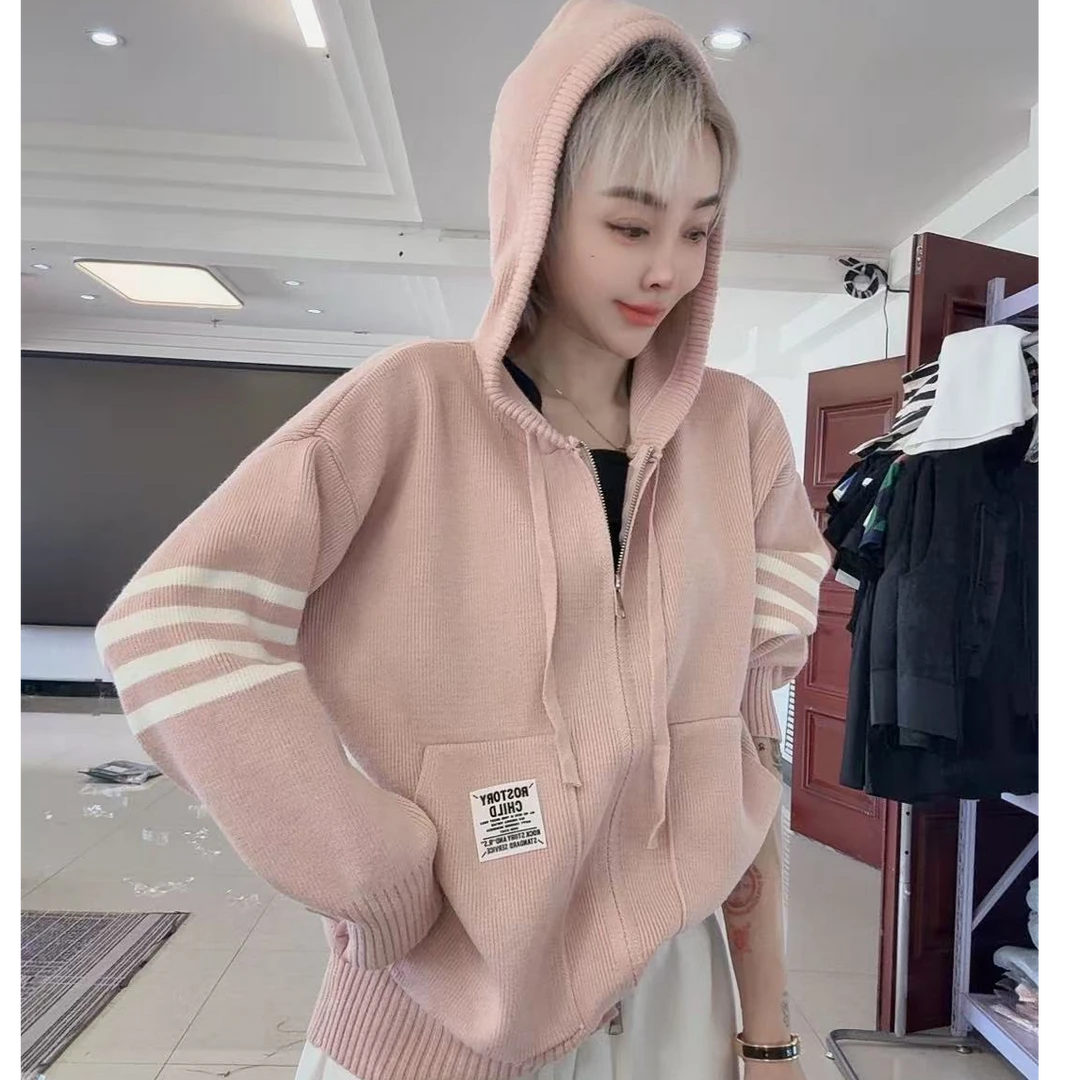 流行款粉色四杠连帽大兜毛衣