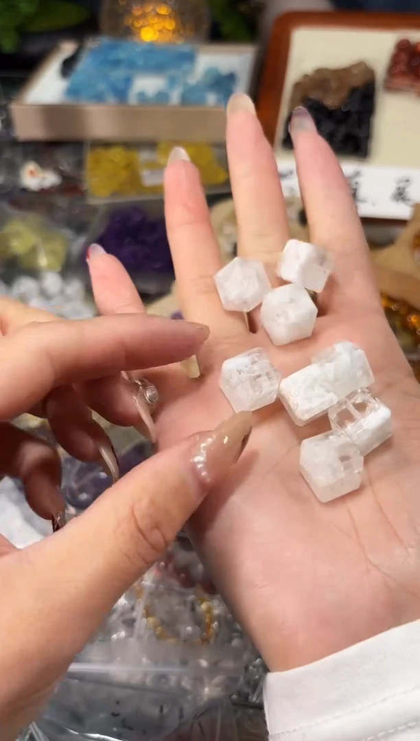 【闪购商品】水晶手串未镶嵌C86白雪花方糖一个卡约12+到13