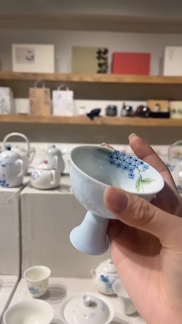 浅蓝高足内绘杯哈哈