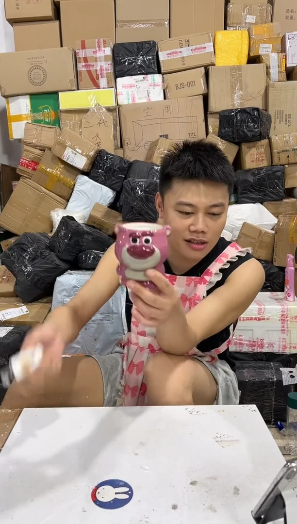 瓷片Q版草莓熊全身杯