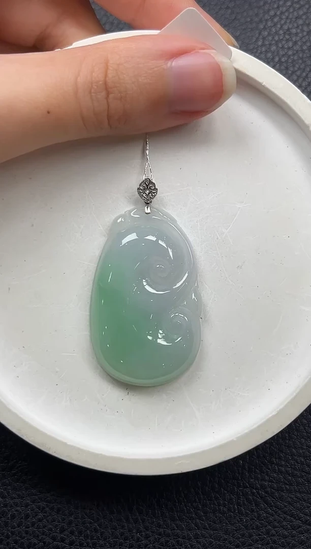 翡翠18K金镶嵌颈饰如意