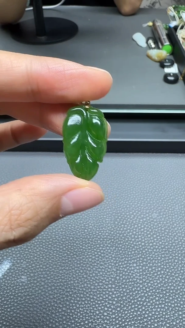 颈饰18K金镶嵌和田玉（碧玉）叶子