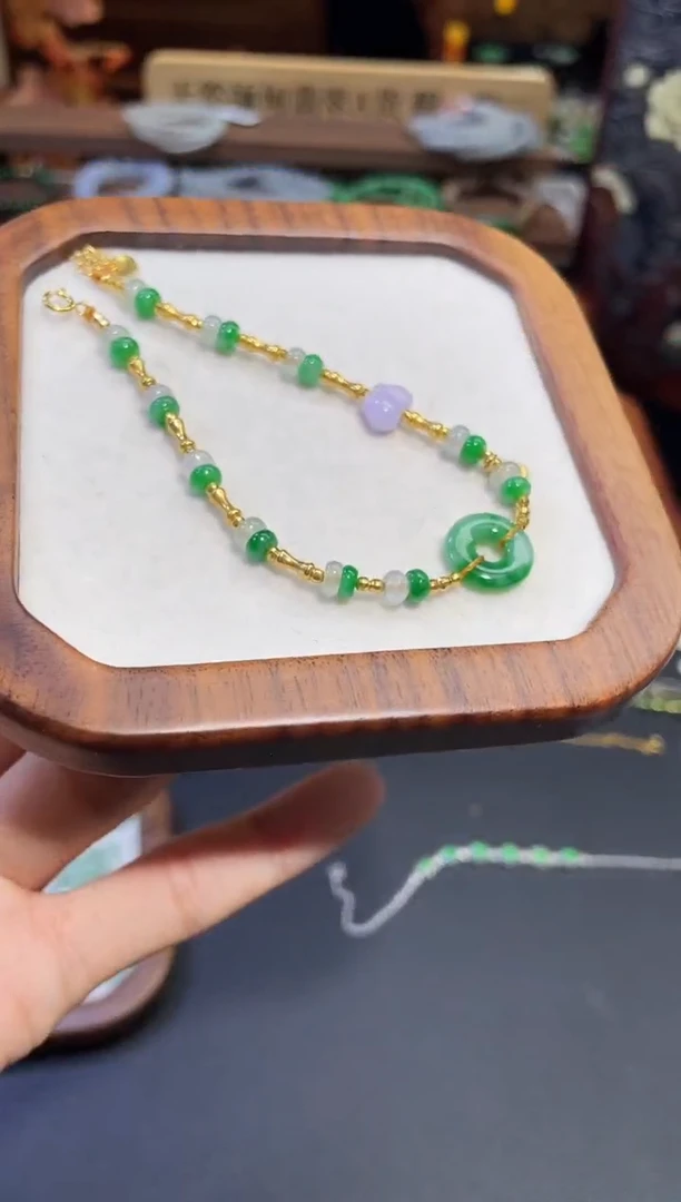 颈饰18K金镶嵌翡翠手链