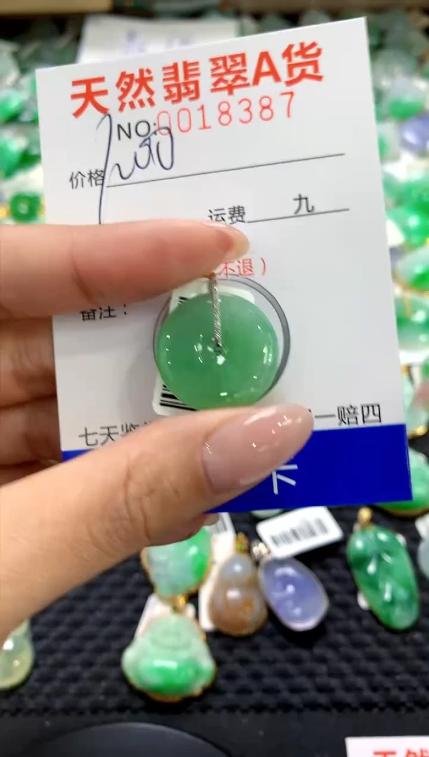 翡翠18K金镶嵌颈饰11111111111111