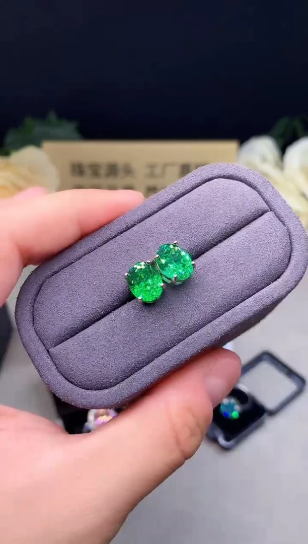 银S925镶嵌耳钉石榴石（沙弗莱）8888