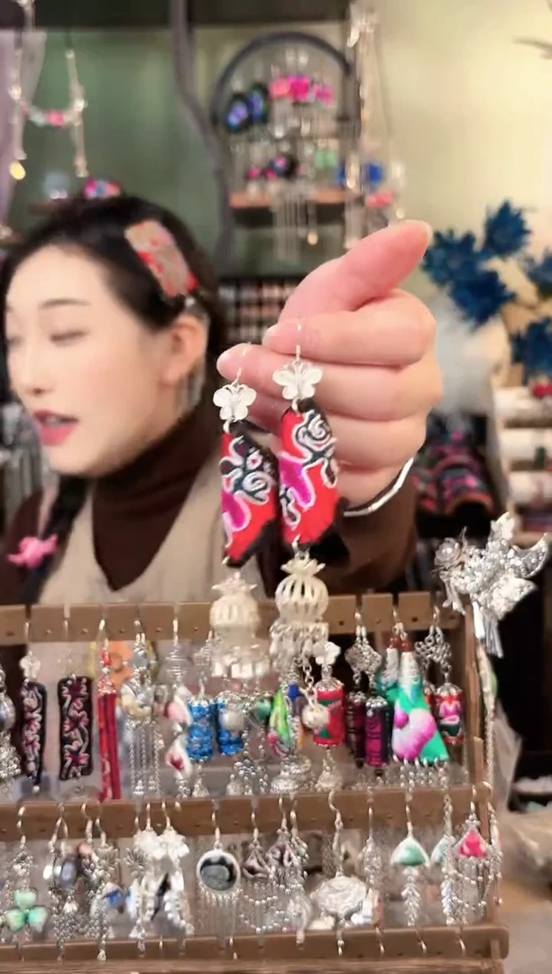 彩云南阁非遗老绣苗银饰品666