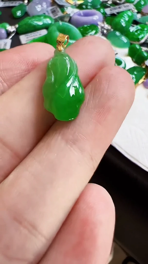 颈饰18K金镶嵌翡翠白菜