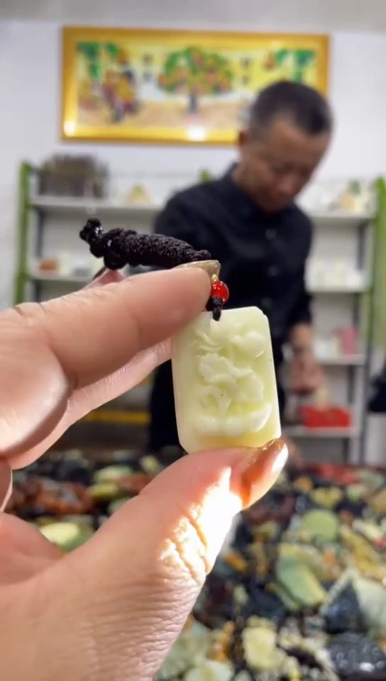 未镶嵌蛇纹石玉吊坠
