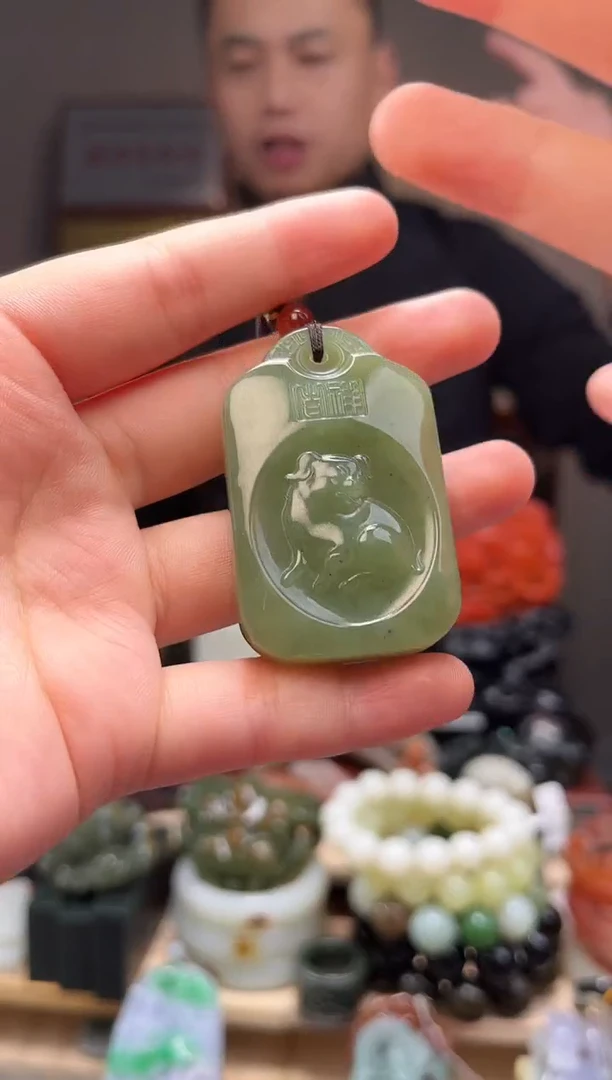 颈饰未镶嵌和田玉吊坠