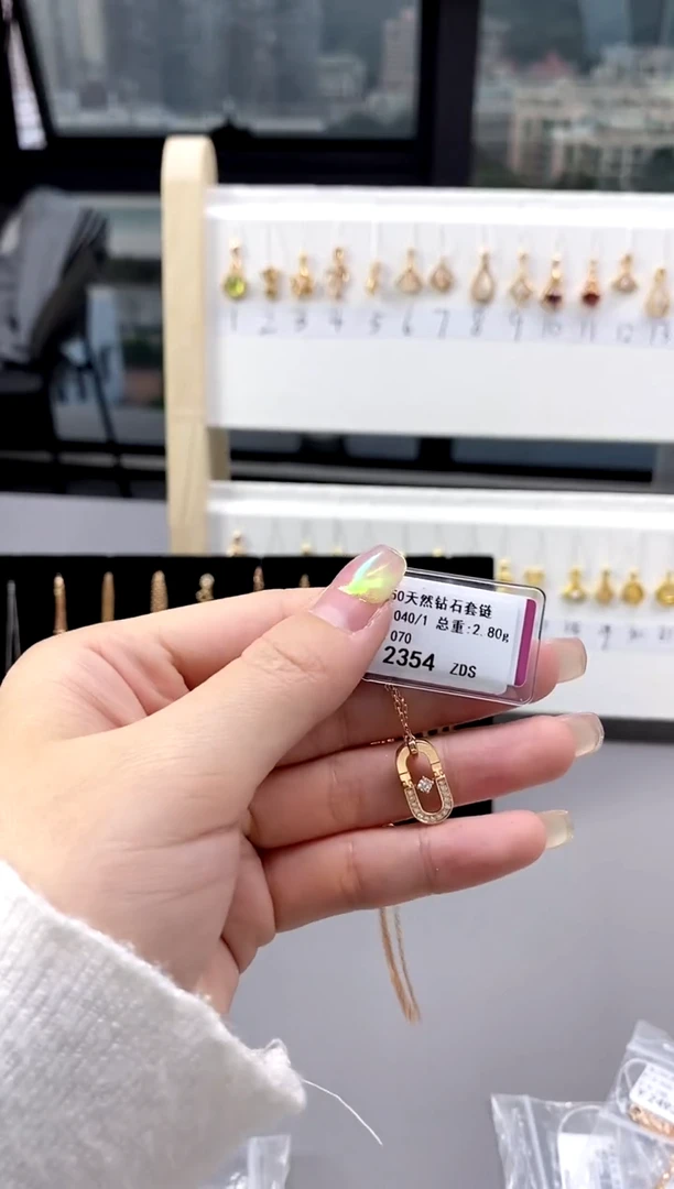 【闪购商品】钻石颈饰18K金镶嵌标签损坏不退不换