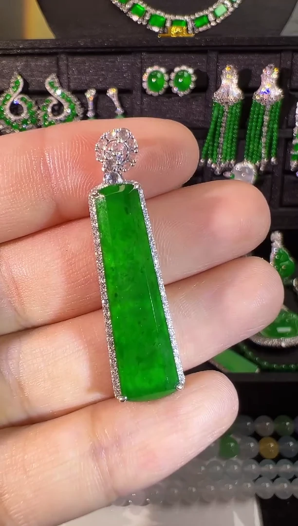 翡翠18K金镶嵌吊坠(不含链)高冰辣阳绿无事牌吊坠