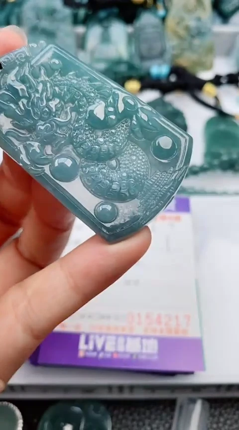 翡翠未镶嵌颈饰