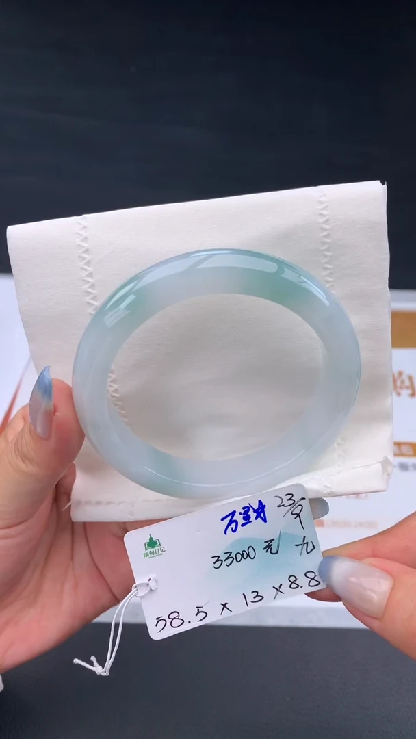 未镶嵌手镯翡翠自带#送人#，联系客服核对地址~