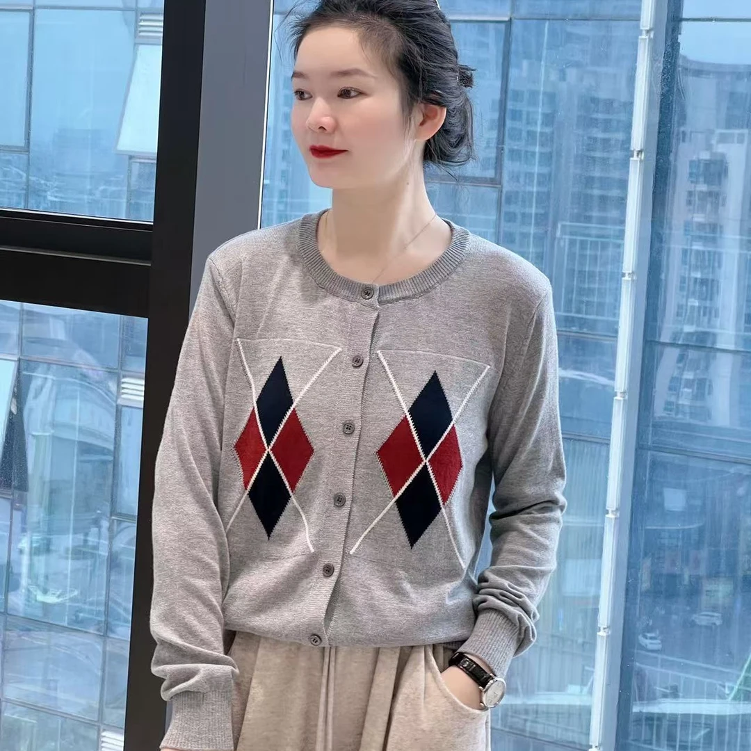 647新款慵懒圆领排扣毛衣女针洋气百搭时尚菱形格子上衣