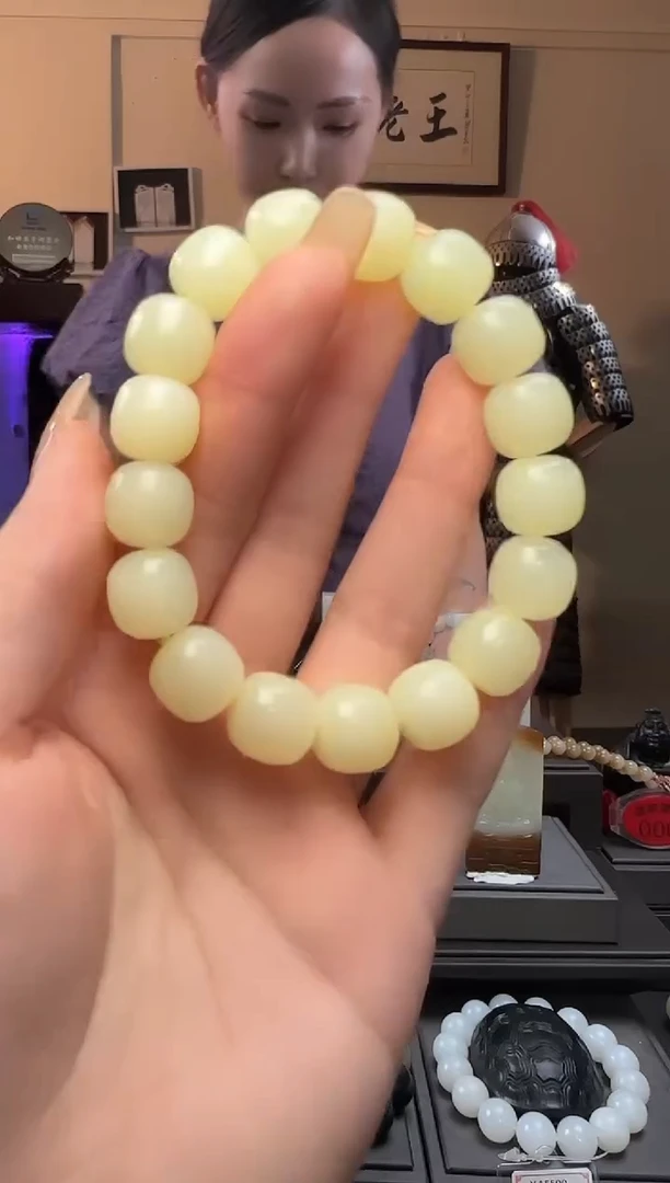 和田玉未镶嵌颈饰黄口老型手串