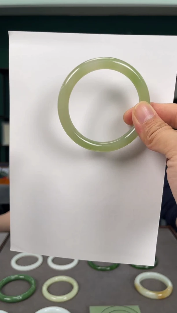 未镶嵌手镯和田玉一个圈口：58-60mm