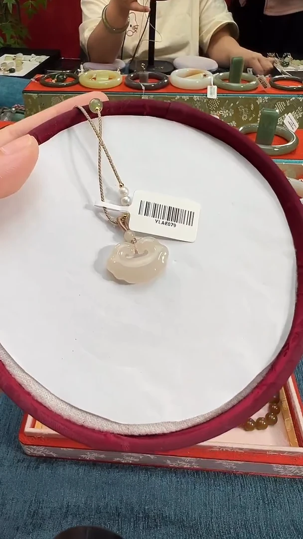 颈饰未镶嵌和田玉藕粉如意锁吊坠