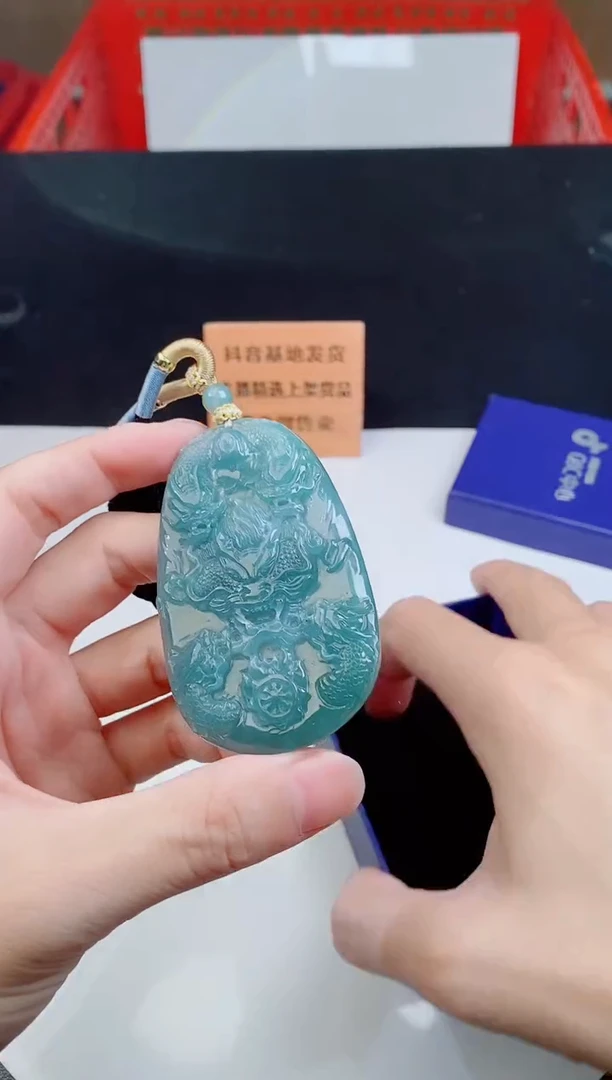颈饰未镶嵌翡翠   `