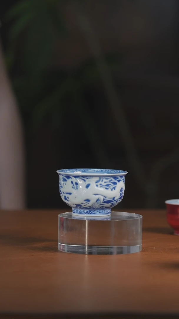 青花雕刻龙纹卢士杯